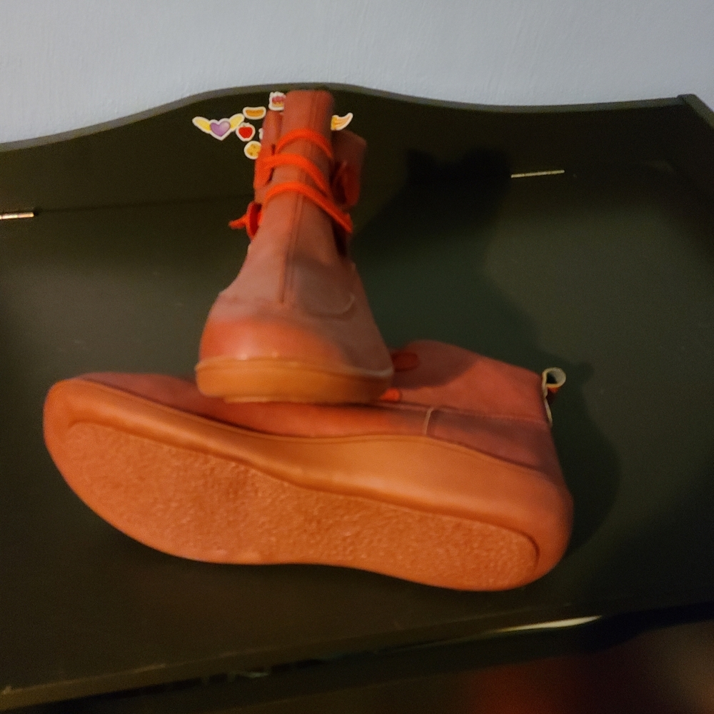 Footwear - Picture 3 of 4